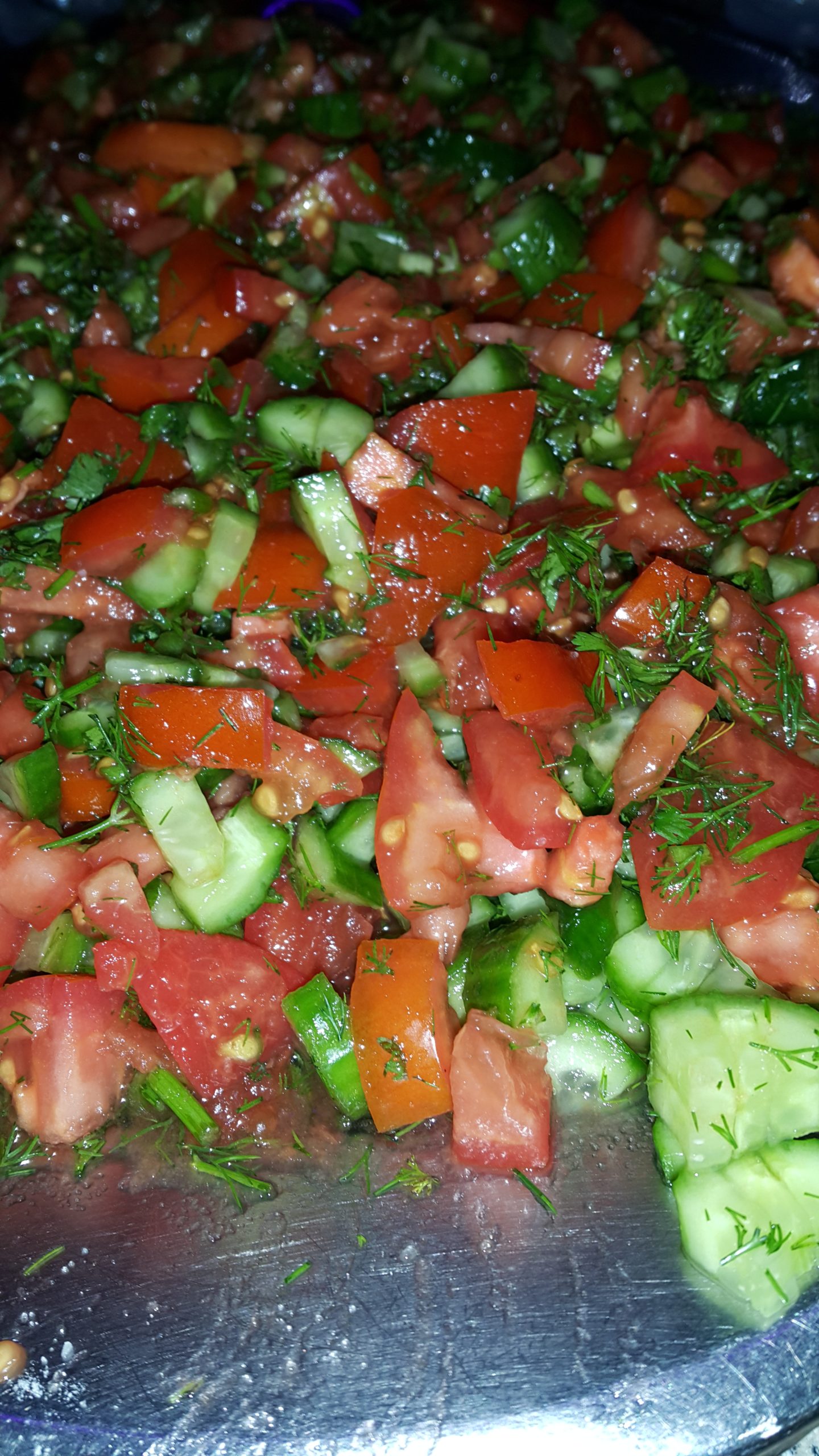 салат со свежими огурцами и помидорами